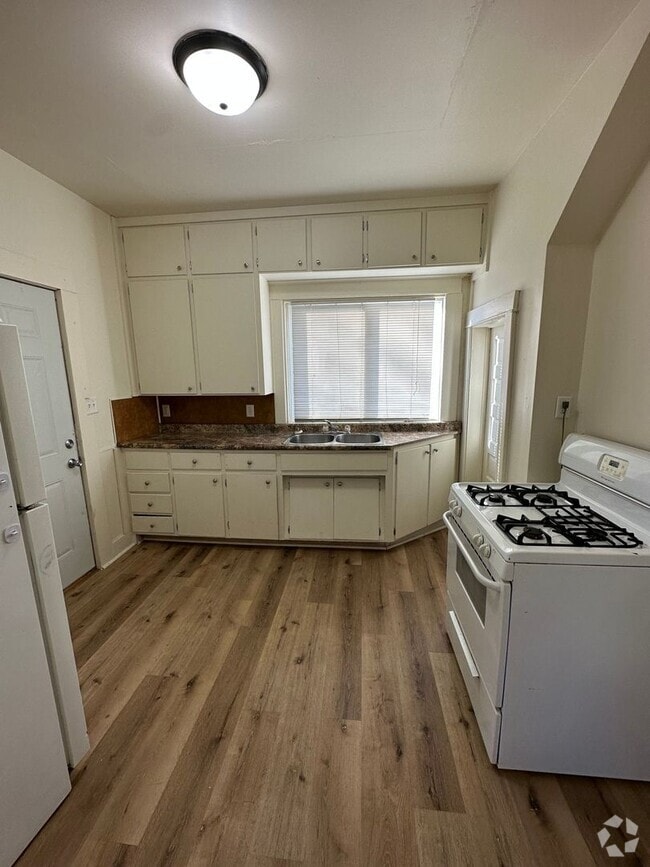 Building Photo - 3BD/1BA TWO-STORY HOME