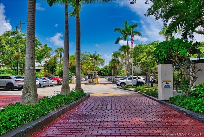 Building Photo - 6890 N Kendall Dr Unit B406 Rental
