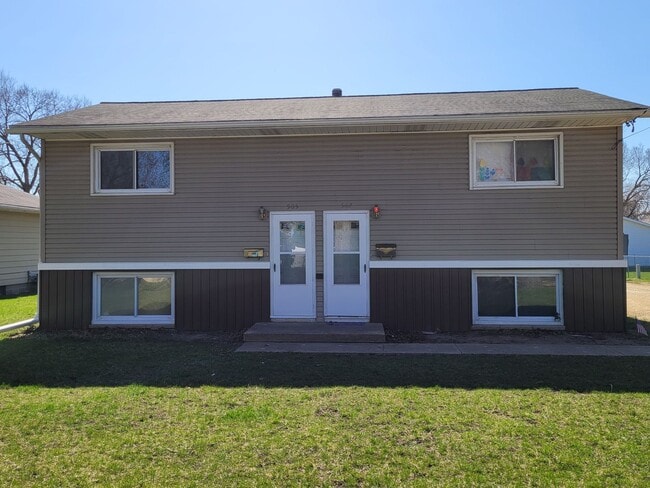 Building Photo - 2 Bedroom, 1 Bath Duplex w/Garage in Camanche, IA