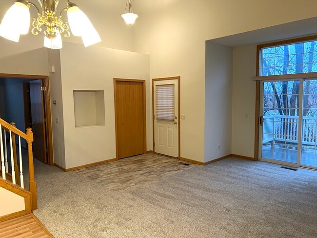 Photo - 475 Hickory Ln N