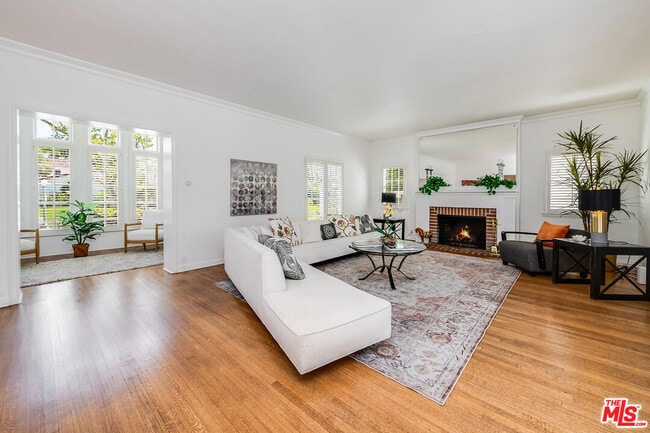 Photo - 157 N Las Palmas Ave