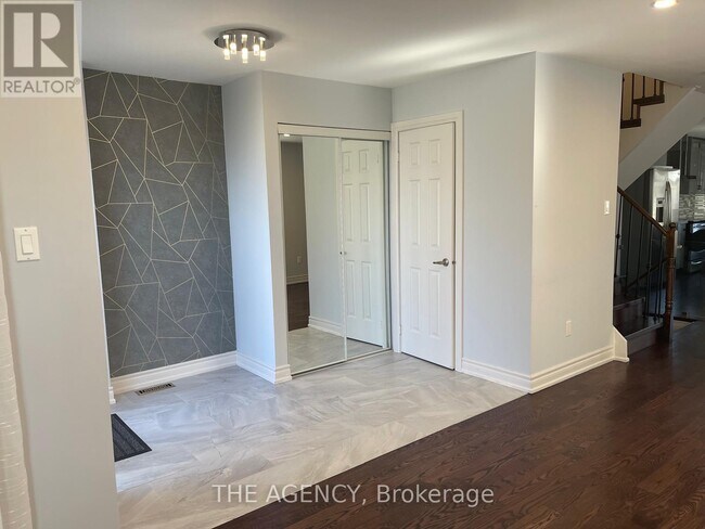 Photo - 9031 Yonge St