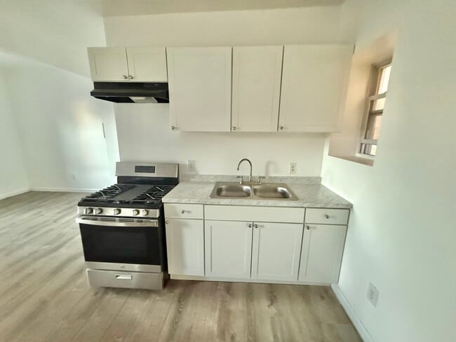 Building Photo - 73 Saratoga Ave Unit 2R Rental