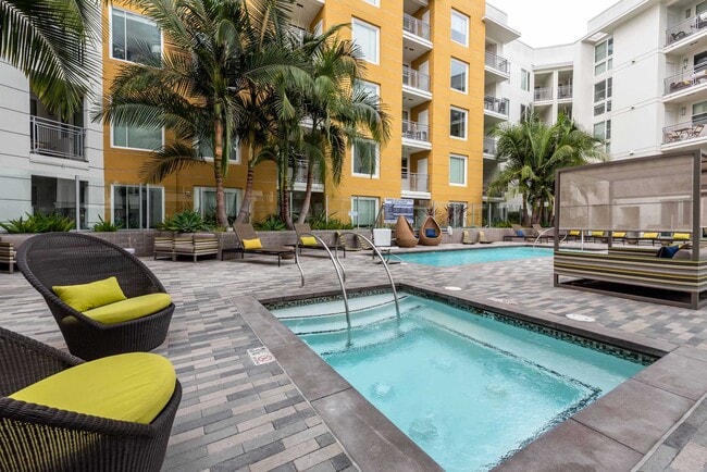 Photo - Desmond at Wilshire