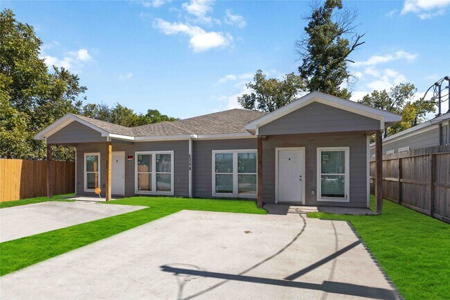 Photo - 2708 Sam Wilson St