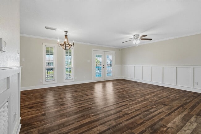 Photo - 606 Warsaw Dr