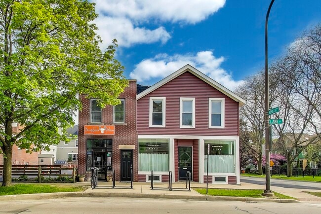 Photo - 1424 Lake St