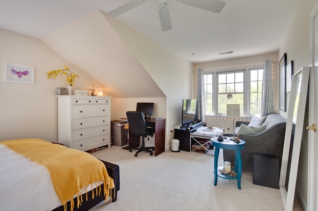 Photo - 1627 Seneca Ave Townhome