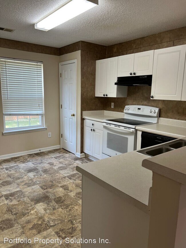 Photo - 3 br, 2.5 bath House - 25 Lakeside Circle