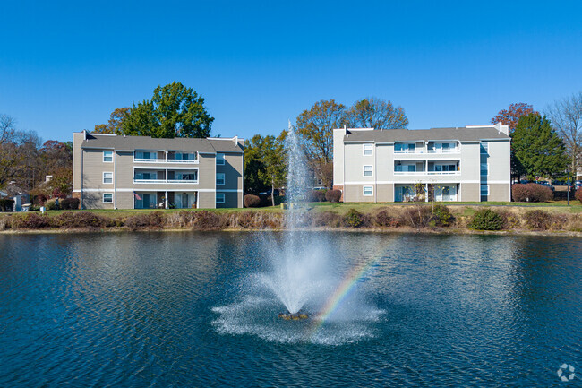 Edificio con vista al lago - Mill Trace Village Apartments