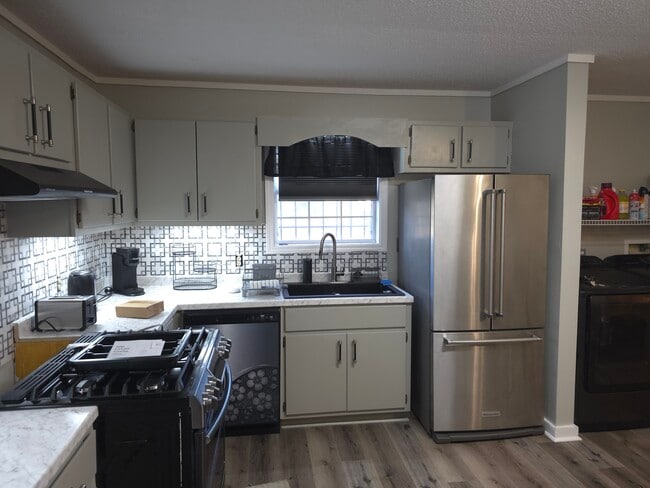 Fully-furnished Kitchen - 1555 Lyons Center Rd