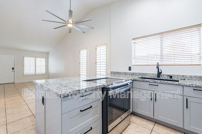 Building Photo - 3316 E Crescent Ave