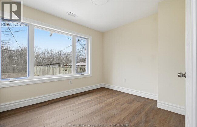 Photo - 435 Caron Ave
