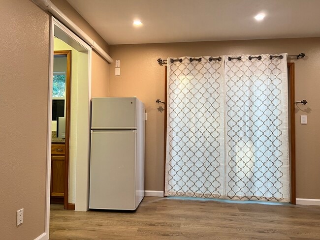 Building Photo - 1871 Peach Pl Unit 2