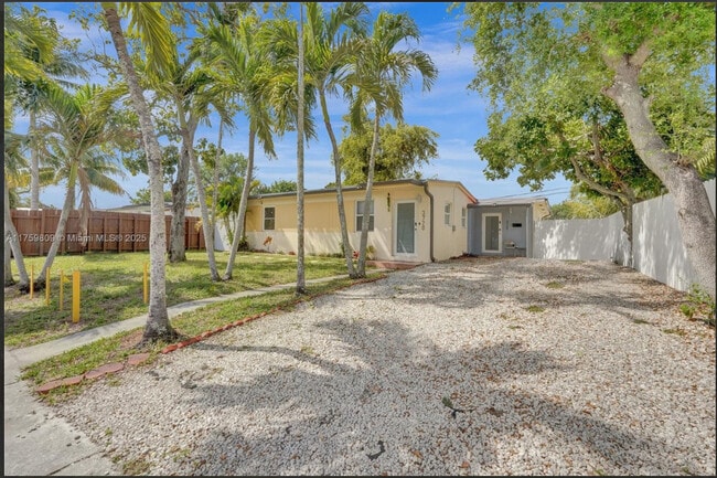 Building Photo - 3720 SW 46th Ave Unit A Rental
