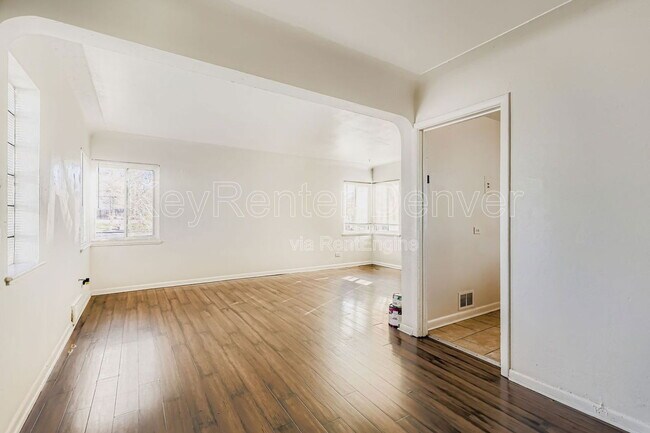 Photo - 3233 Steele St