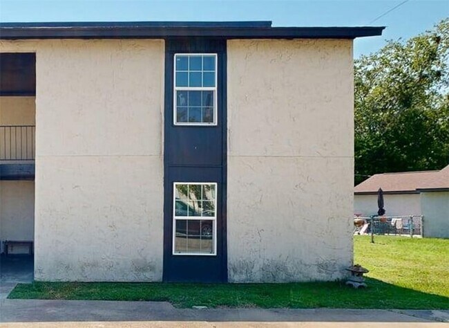 Building Photo - 1524 Pine Ridge Dr Unit A