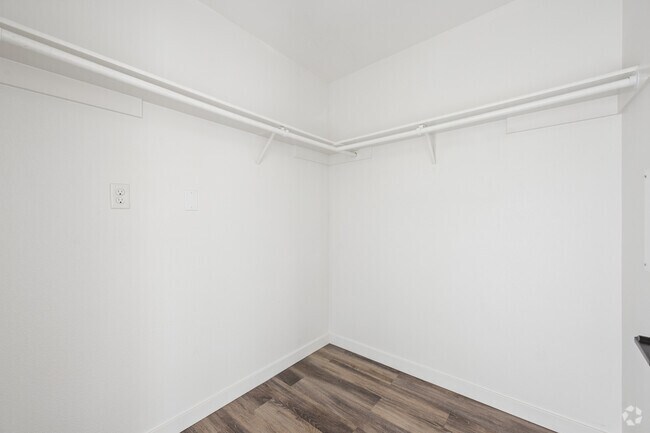 2BR, 2BA - 1020SF - Walk In Closet