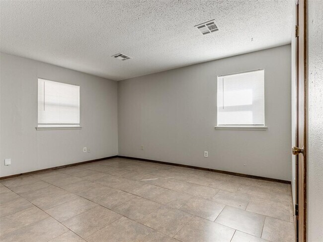 Photo - 822 Russell Cir