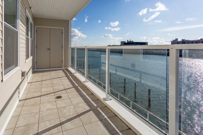 2BR,2BA-1116SF- Patio