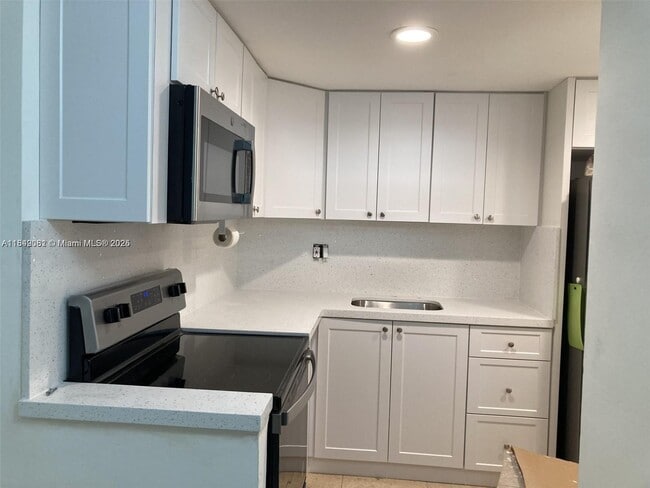 Building Photo - 1201 SW 13th St Unit 1205A Rental