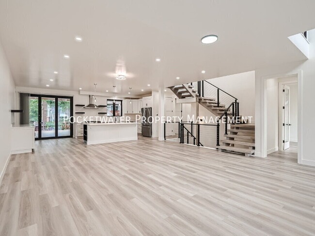 Photo - 3595 Darley Ave