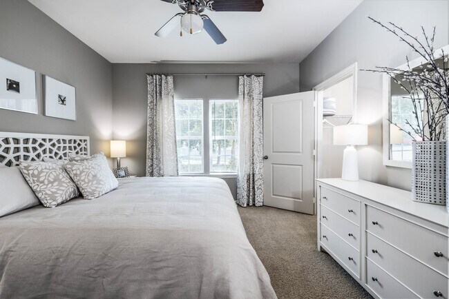 1 dormitorio con solárium: Amplias habitaciones con ventilador de techo