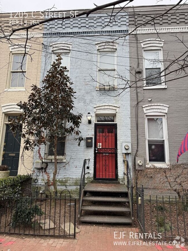 Building Photo - Elegant Capitol Hill Townhouse! Outside Pr...