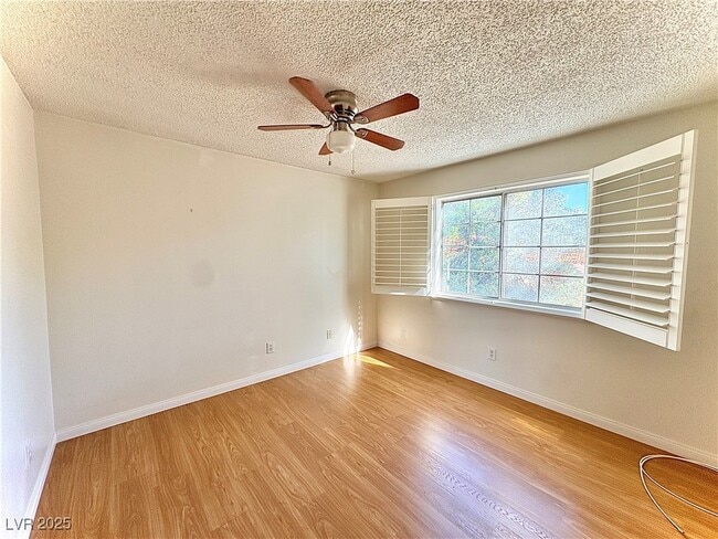 Building Photo - 9070 Spring Mountain Rd Unit 215