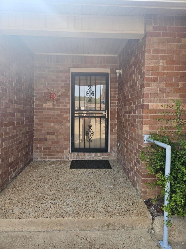 Photo - 2711 Greenbriar Dr