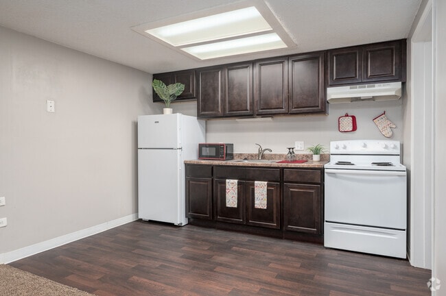 1BR, 1BA - 576SF - Kitchen