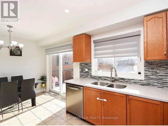 Photo - 94 Crown Victoria Dr