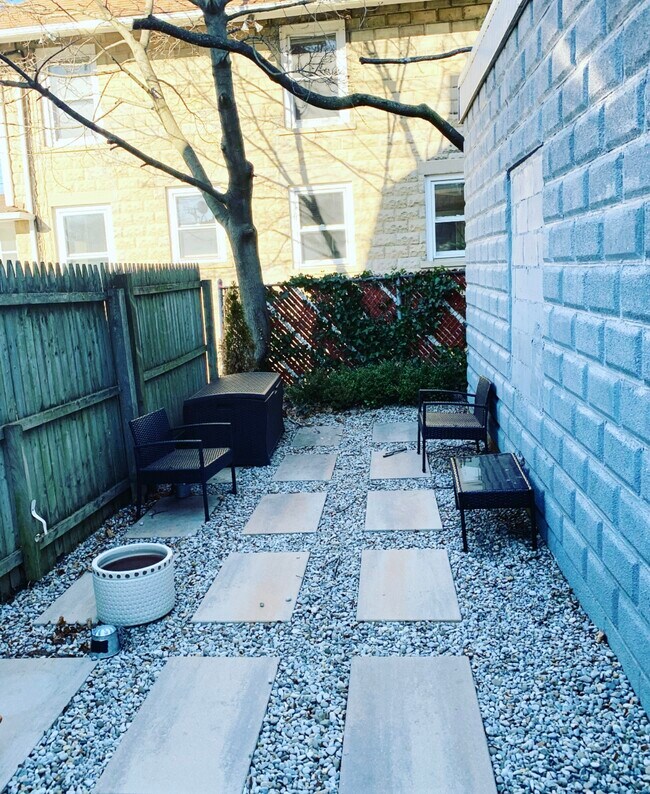 Private outdoor courtyard. - 74 Peters Pl