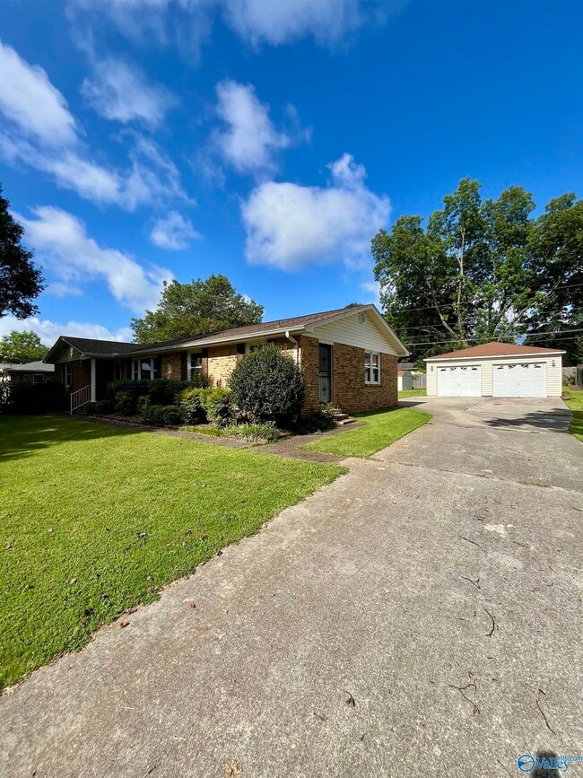 Photo - 415 Harolds Dr NW
