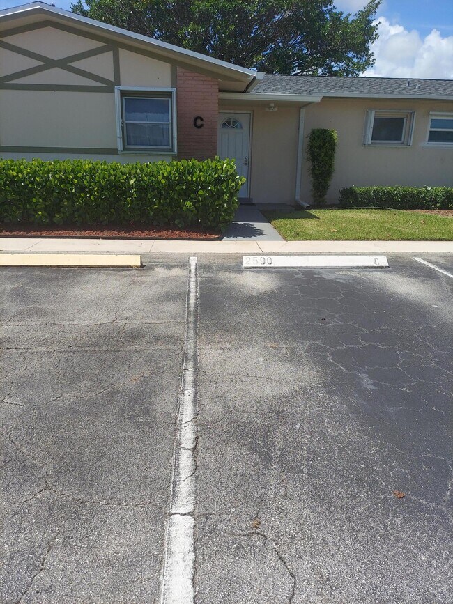 Photo - 2590 Barkley Dr E