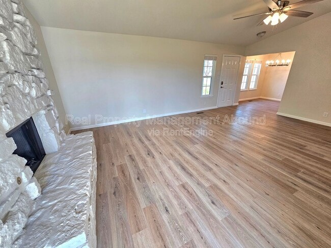 Photo - 1611 N Hickory Ave