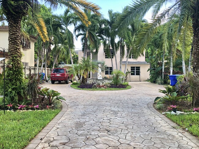 Building Photo - 1736 SW 12th St Unit 3