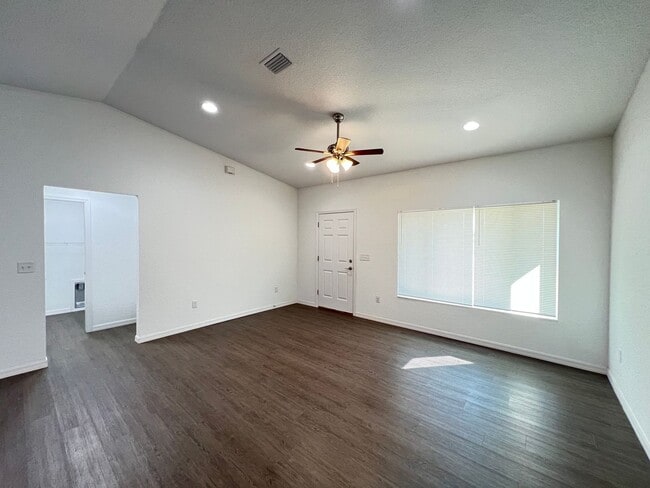 Photo - GORGEOUS 3 Bedroom, 2 Bathroom Home in Ocklawaha!! Ready to Move In.