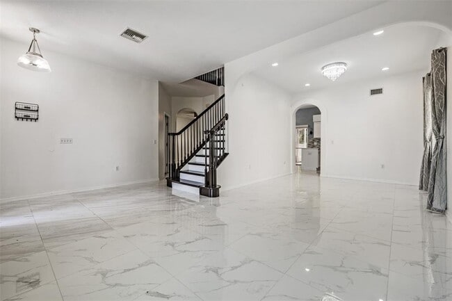 Photo - 380 Rosalind Ln