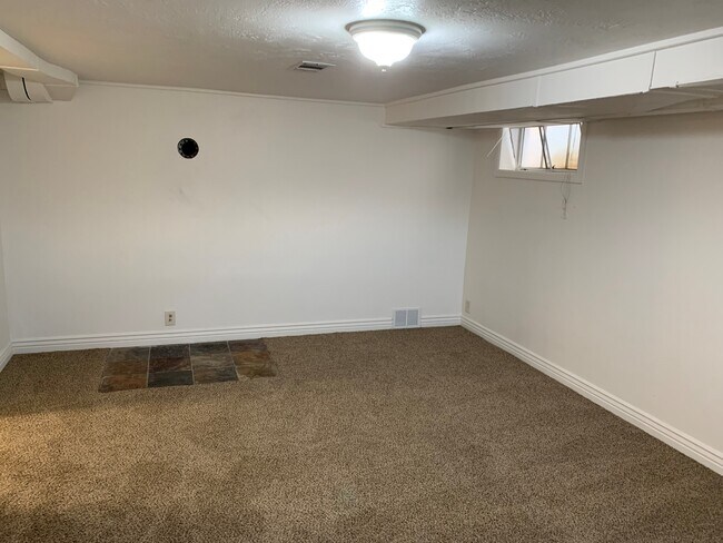 Photo - 562 S Main St Unidad B