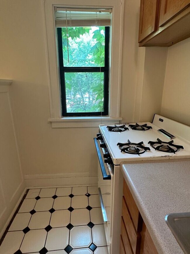 Photo - Spacious Eat Street 2nd Floor Studio, Hard...