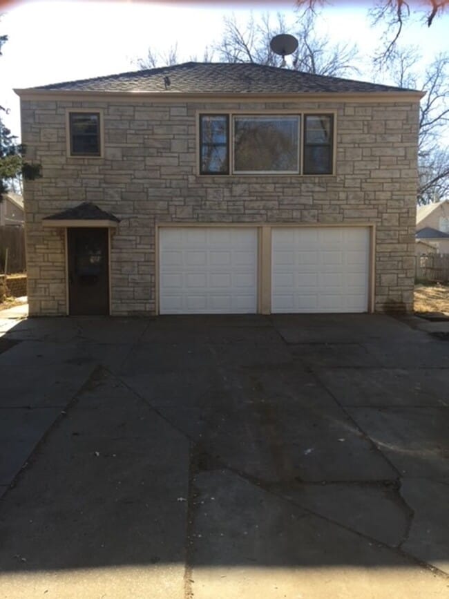 Building Photo - Fully Updated 2 Bedroom 1 Bath with 2 Stall Attatched Garage