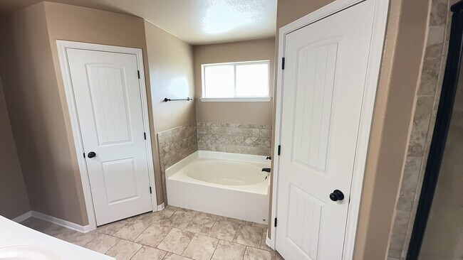Photo - 3-bedroom 2-bathroom house!  HOUSING ACCEPTED! MANY ITEMS INCLUDED!