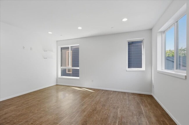 3216 15th Ave W