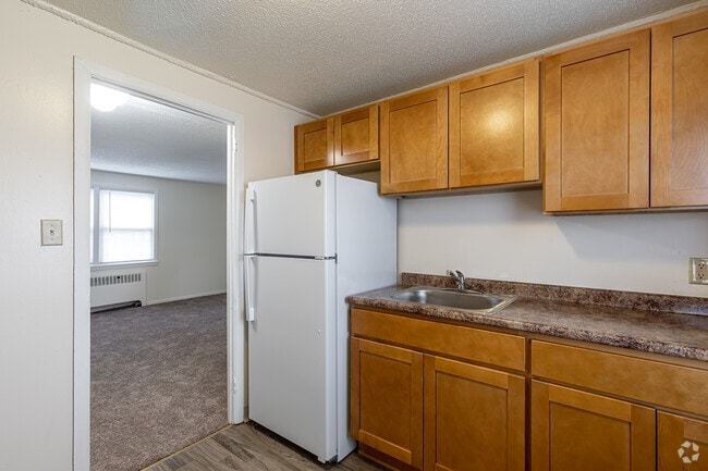 2BR, 1BA - Main St - Kitchen