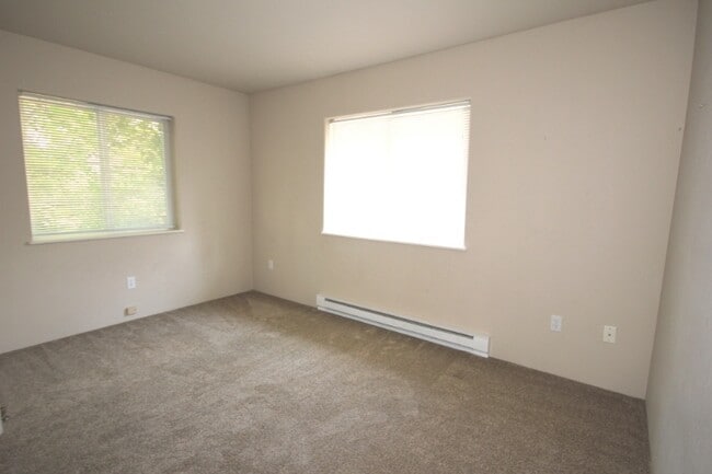 Photo - 144 3rd St W