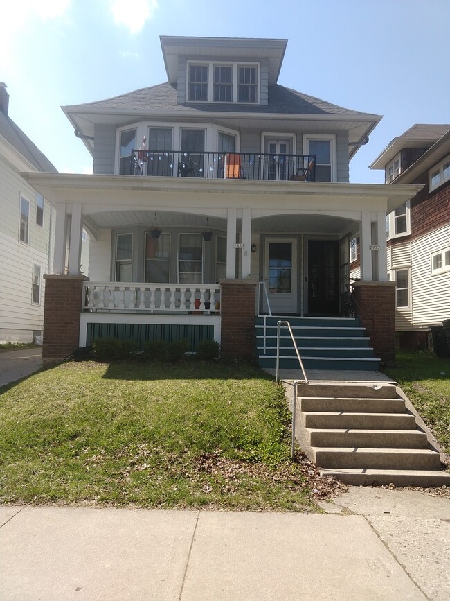 2953-55 N Frederick