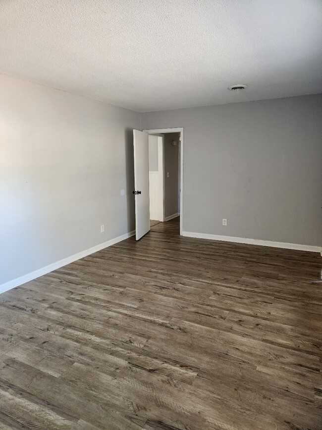 Photo - 4906 Lord Byron Rd