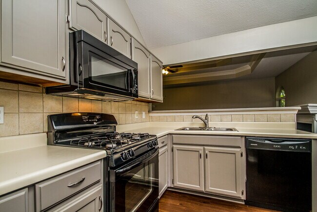 Photo - 1502 Amberwood Cir