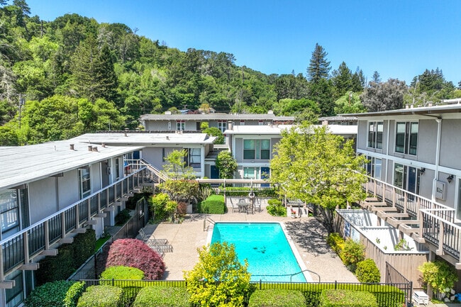 Edificio Piscina - Moraga Manor